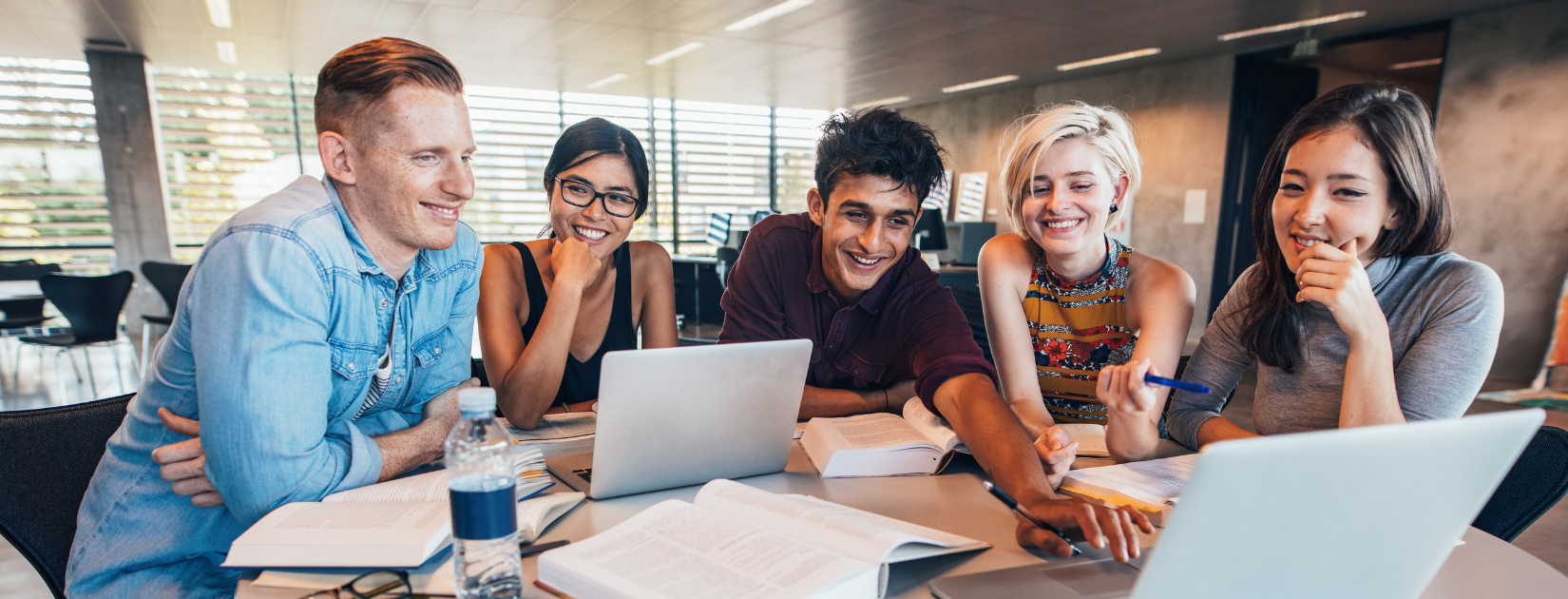 The students finished their assignment on time. Творчество молодежи. Высшее образование в Великобритании фото. Study together.